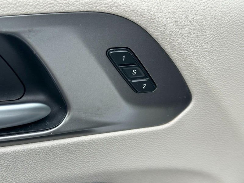 Chrysler Pacifica Vehicle Full-screen Gallery Image 18