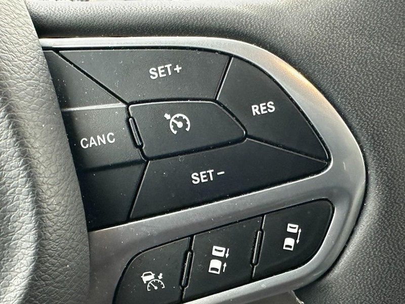 Chrysler Pacifica Vehicle Full-screen Gallery Image 21