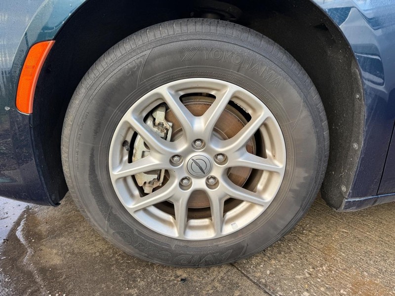 Chrysler Pacifica Vehicle Full-screen Gallery Image 02