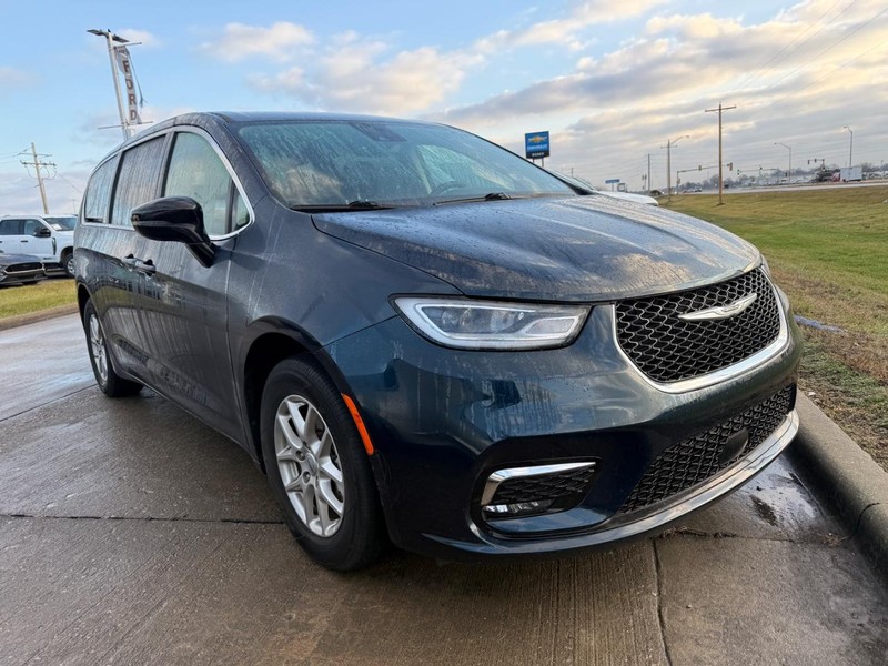 Chrysler Pacifica Vehicle Full-screen Gallery Image 05