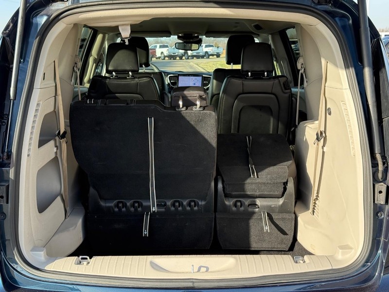 Chrysler Pacifica Vehicle Full-screen Gallery Image 06