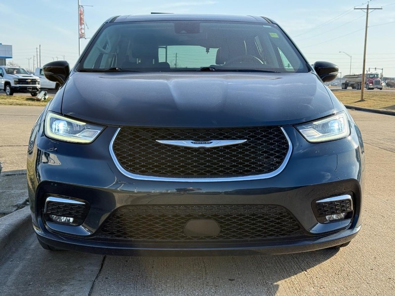 Chrysler Pacifica Vehicle Full-screen Gallery Image 09