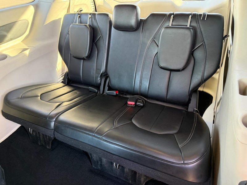 Chrysler Pacifica Vehicle Full-screen Gallery Image 10