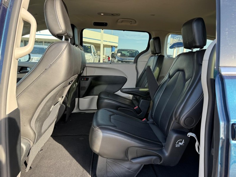 Chrysler Pacifica Vehicle Full-screen Gallery Image 11