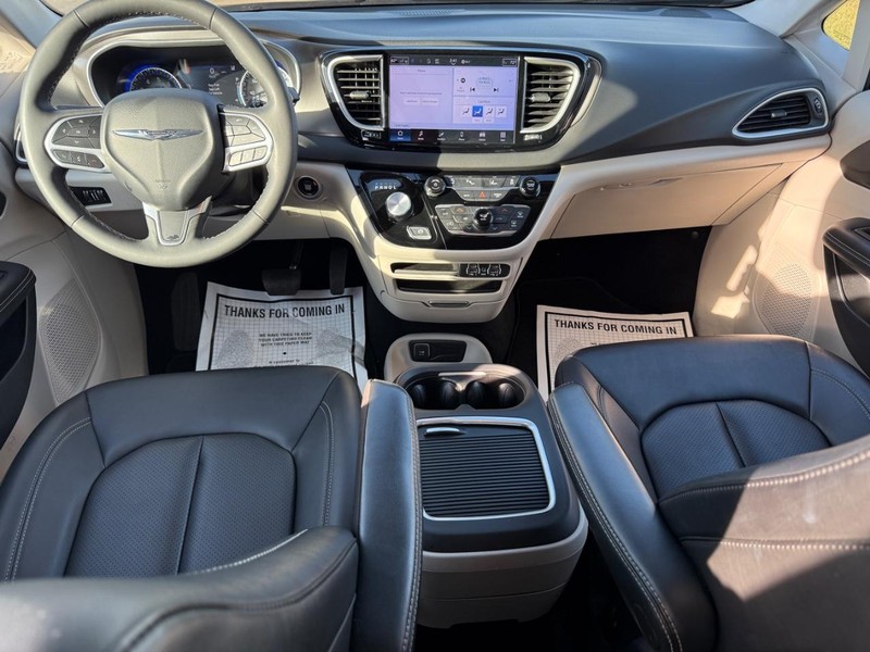 Chrysler Pacifica Vehicle Full-screen Gallery Image 12