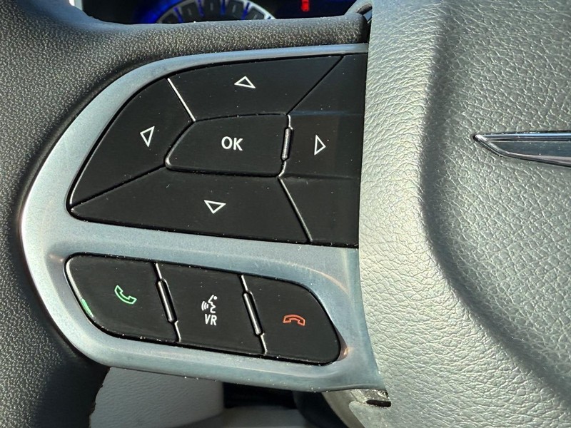 Chrysler Pacifica Vehicle Full-screen Gallery Image 14