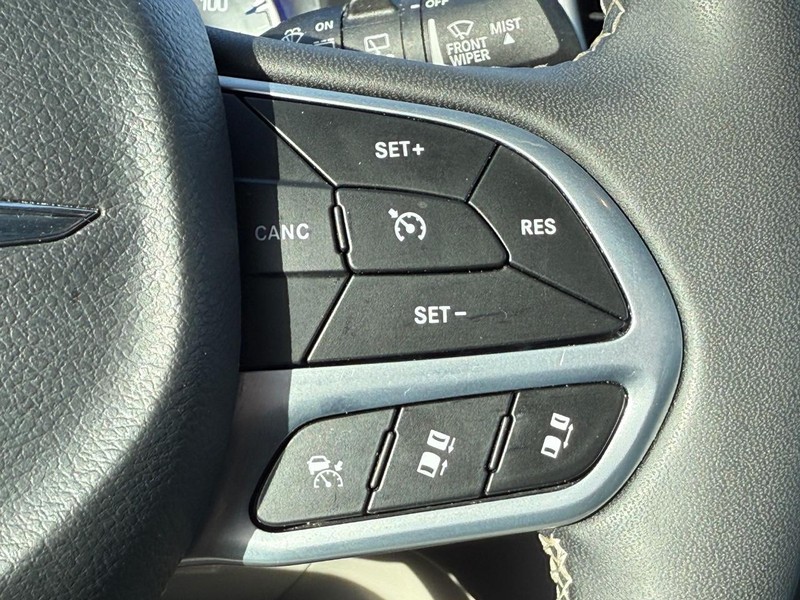 Chrysler Pacifica Vehicle Full-screen Gallery Image 15