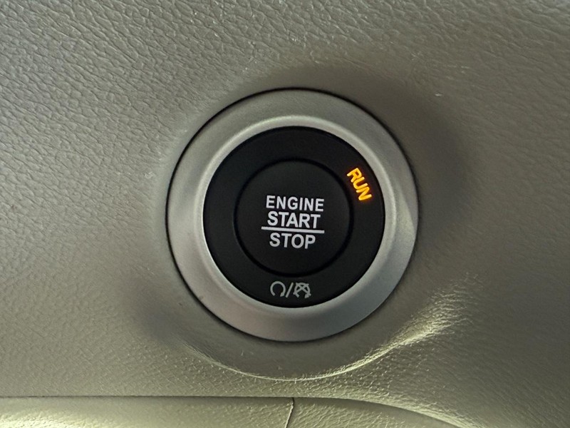 Chrysler Pacifica Vehicle Full-screen Gallery Image 16