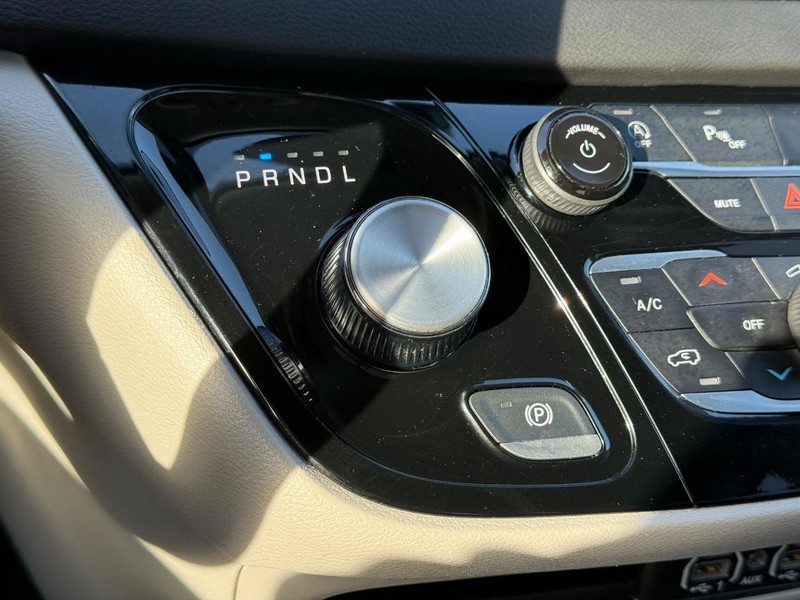 Chrysler Pacifica Vehicle Full-screen Gallery Image 19