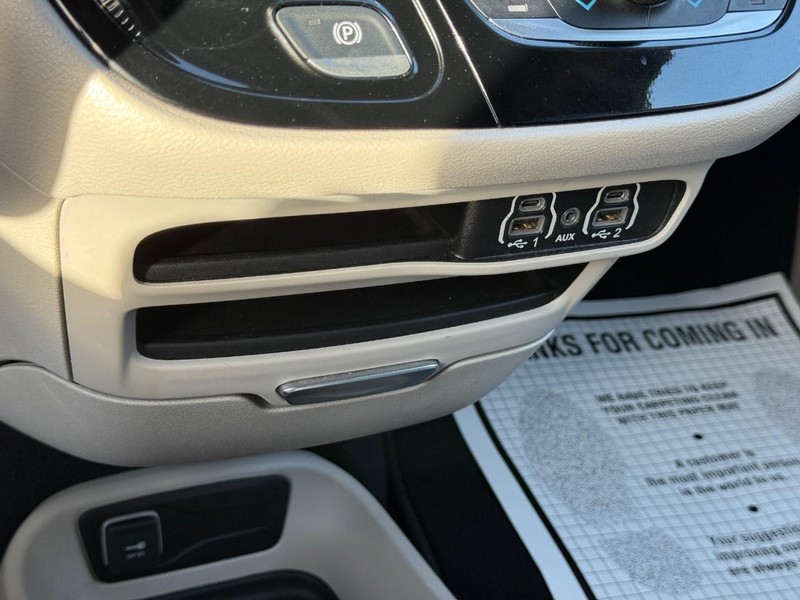 Chrysler Pacifica Vehicle Full-screen Gallery Image 21