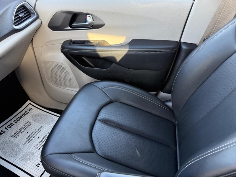 Chrysler Pacifica Vehicle Full-screen Gallery Image 22