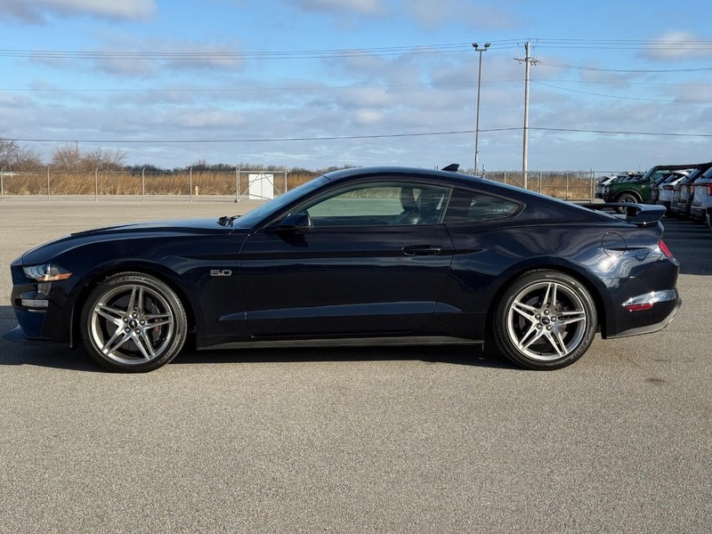 Ford Mustang Vehicle Full-screen Gallery Image 2