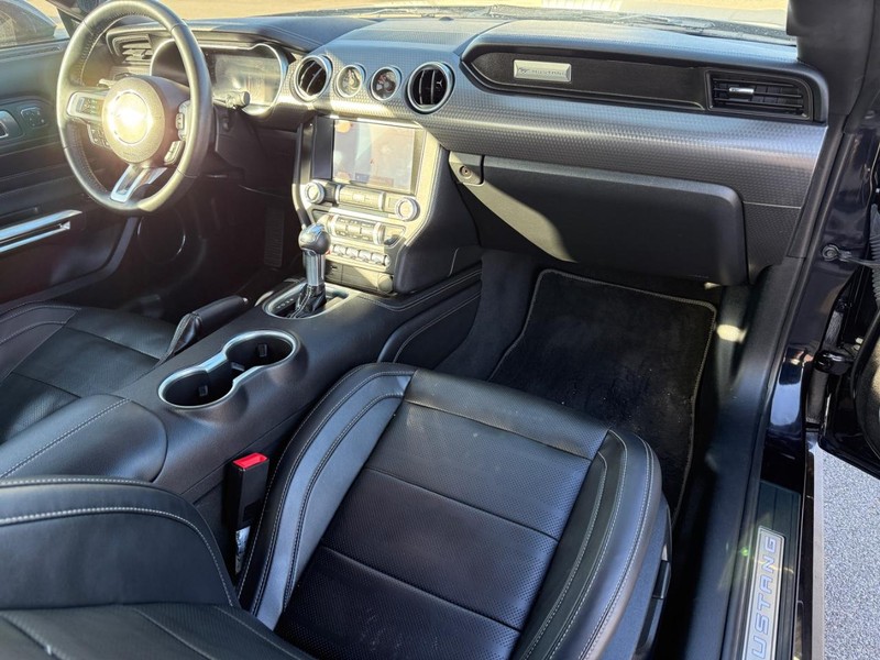 Ford Mustang Vehicle Full-screen Gallery Image 12