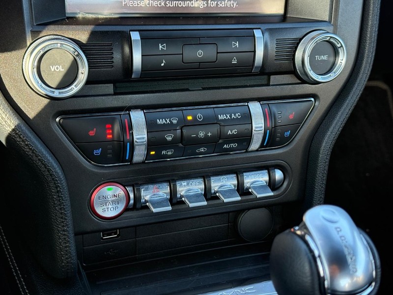 Ford Mustang Vehicle Full-screen Gallery Image 18