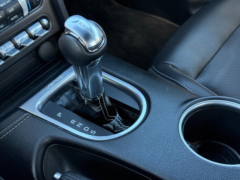 Ford Mustang Vehicle Full-screen Gallery Image 19