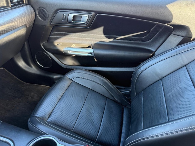 Ford Mustang Vehicle Full-screen Gallery Image 20