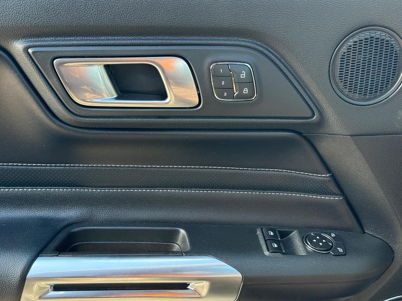 Ford Mustang Vehicle Full-screen Gallery Image 23