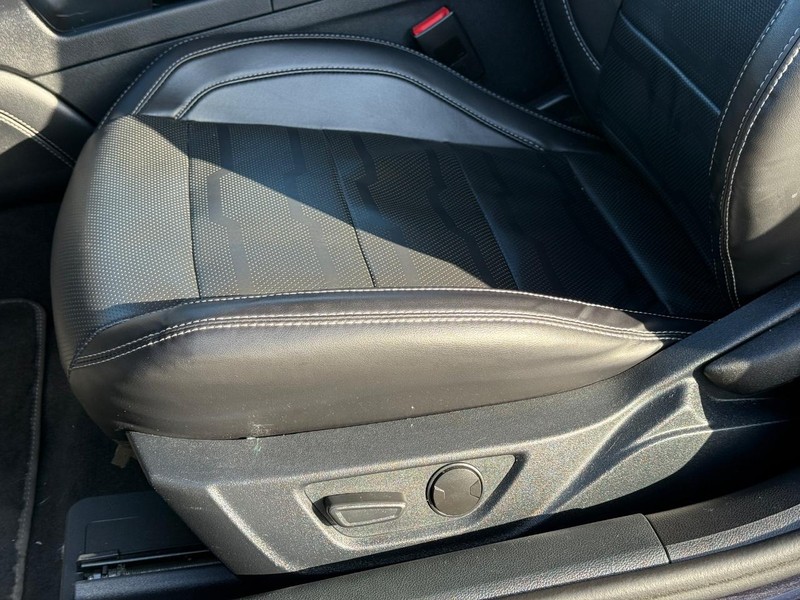 Ford Mustang Vehicle Full-screen Gallery Image 24