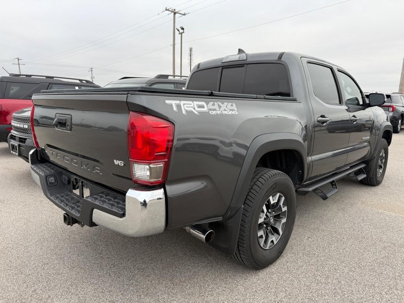 Toyota Tacoma Vehicle Full-screen Gallery Image 2