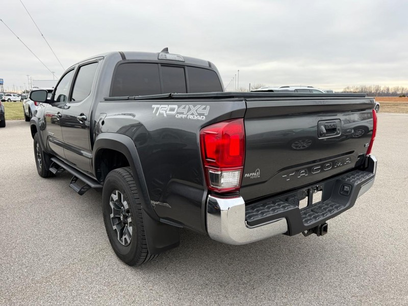 Toyota Tacoma Vehicle Full-screen Gallery Image 3