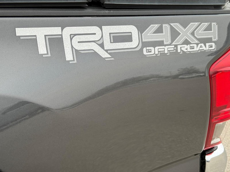 Toyota Tacoma Vehicle Full-screen Gallery Image 4