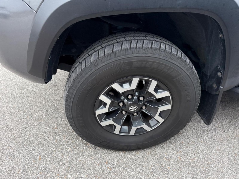 Toyota Tacoma Vehicle Full-screen Gallery Image 5