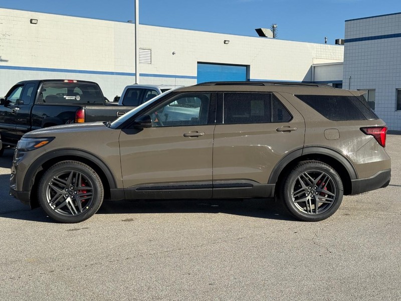 Ford Explorer Vehicle Full-screen Gallery Image 2