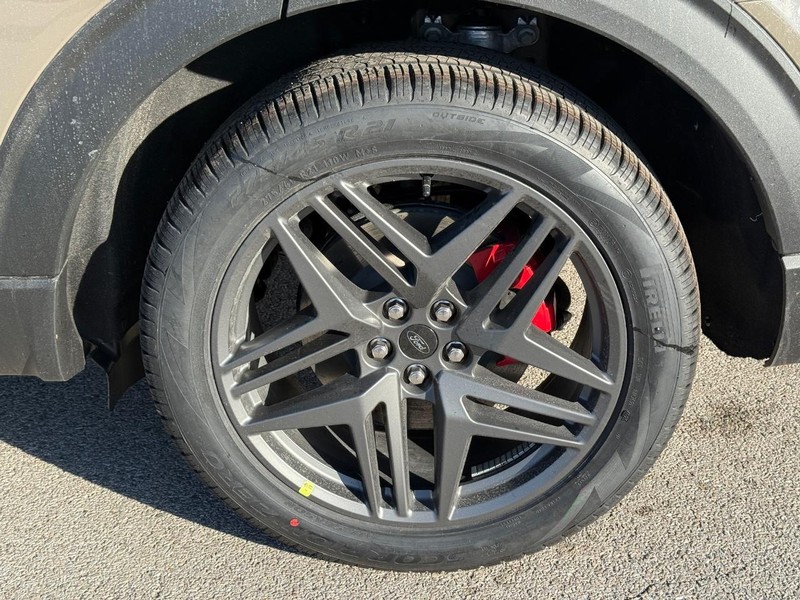 Ford Explorer Vehicle Full-screen Gallery Image 4