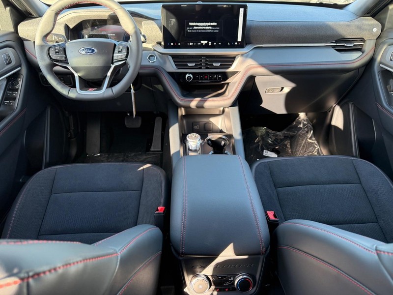 Ford Explorer Vehicle Full-screen Gallery Image 9