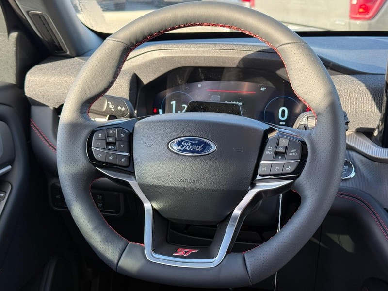 Ford Explorer Vehicle Full-screen Gallery Image 10