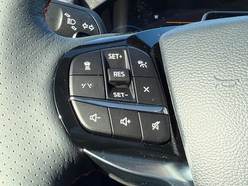 Ford Explorer Vehicle Full-screen Gallery Image 11