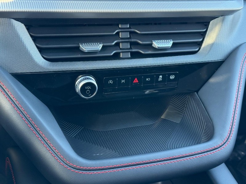 Ford Explorer Vehicle Full-screen Gallery Image 16