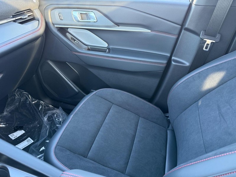 Ford Explorer Vehicle Full-screen Gallery Image 18