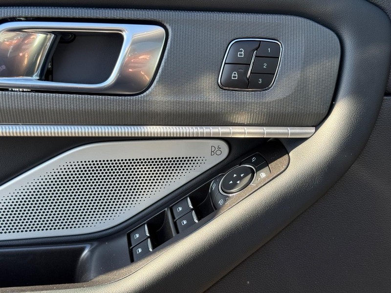 Ford Explorer Vehicle Full-screen Gallery Image 20