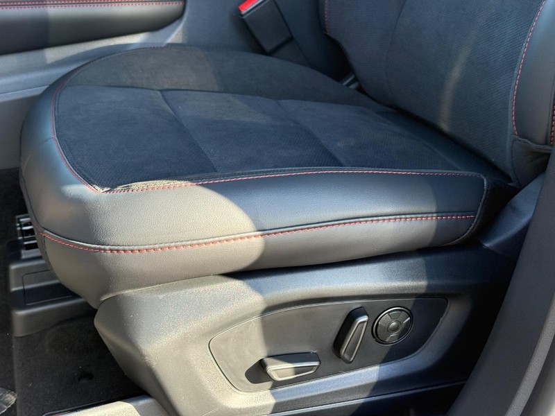 Ford Explorer Vehicle Full-screen Gallery Image 21