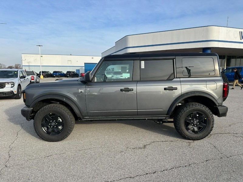 Ford Bronco Vehicle Full-screen Gallery Image 2