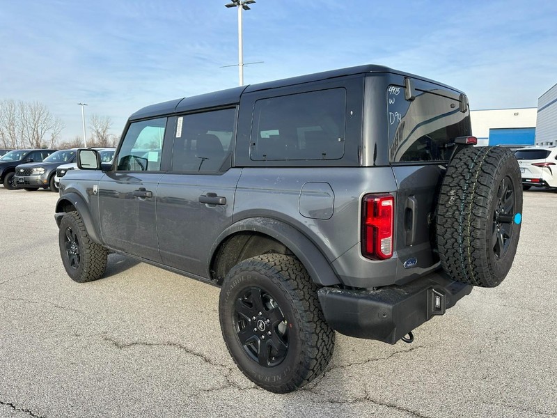 Ford Bronco Vehicle Full-screen Gallery Image 3