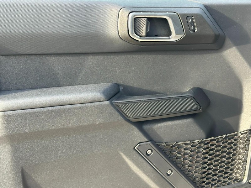 Ford Bronco Vehicle Full-screen Gallery Image 9