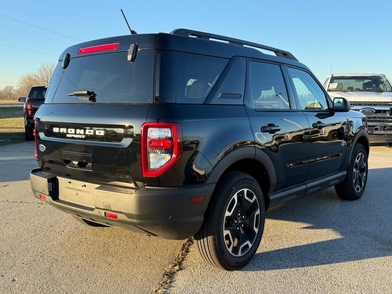 Ford Bronco Sport Vehicle Full-screen Gallery Image 05