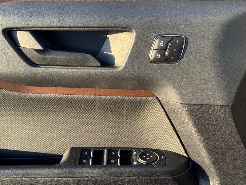 Ford Bronco Sport Vehicle Full-screen Gallery Image 24