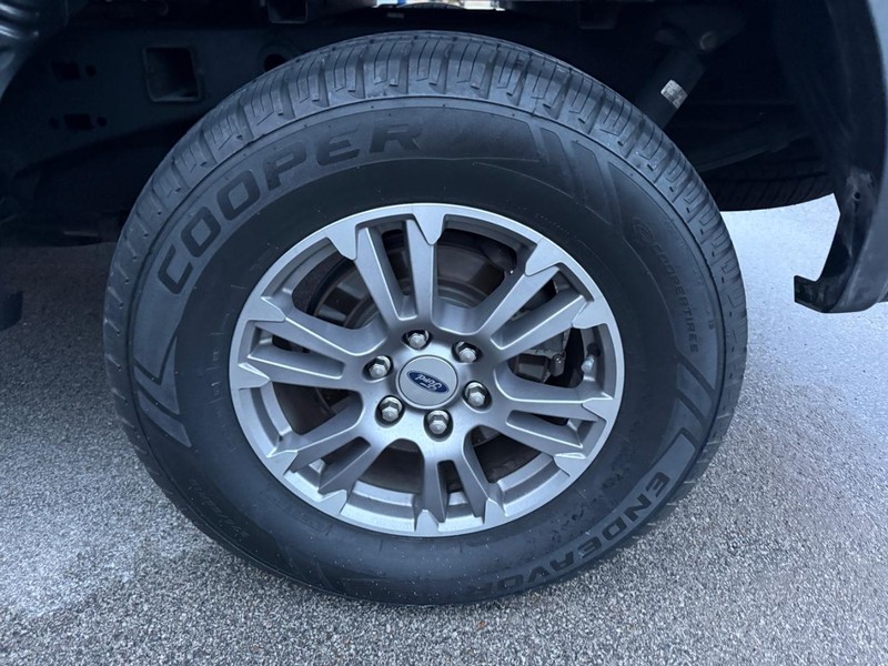 Ford F-150 Vehicle Full-screen Gallery Image 3