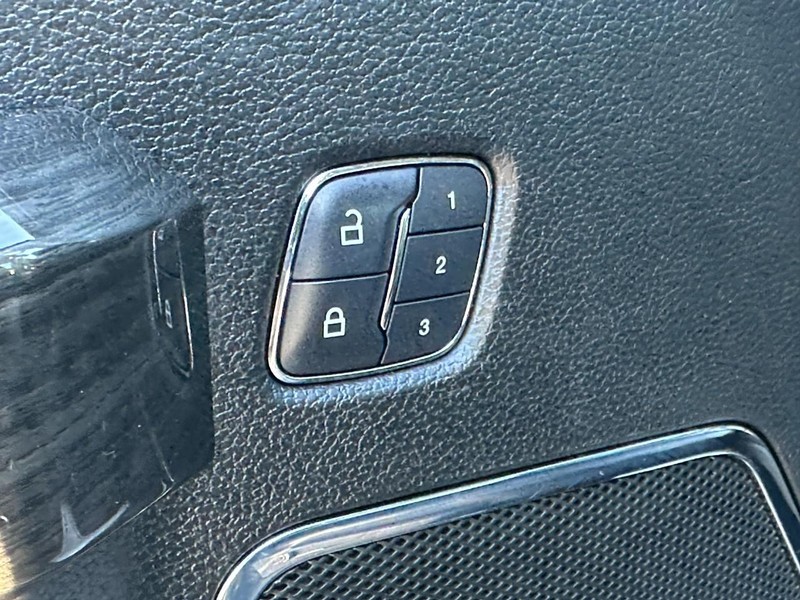 Ford F-150 Vehicle Full-screen Gallery Image 17