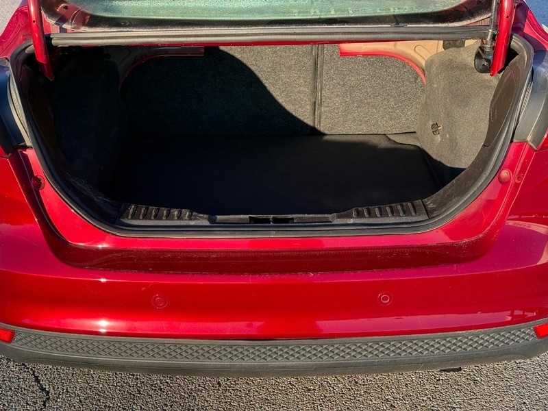 Ford Focus Vehicle Full-screen Gallery Image 6