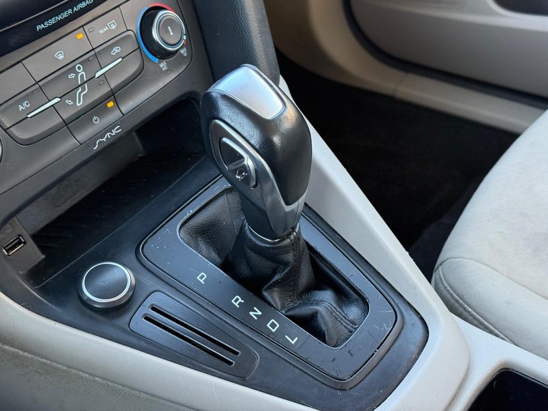 Ford Focus Vehicle Full-screen Gallery Image 18