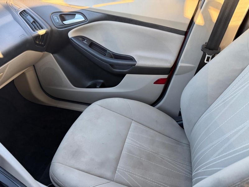 Ford Focus Vehicle Full-screen Gallery Image 19