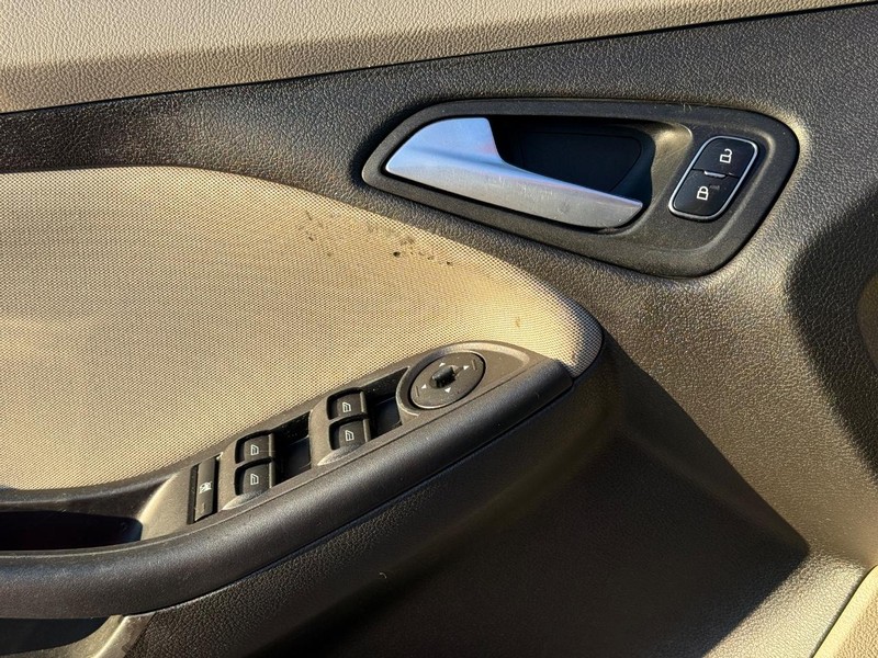 Ford Focus Vehicle Full-screen Gallery Image 21