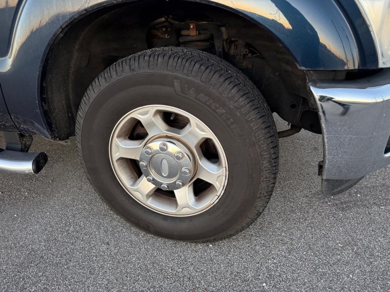 Ford Super Duty F-250 SRW Vehicle Full-screen Gallery Image 3