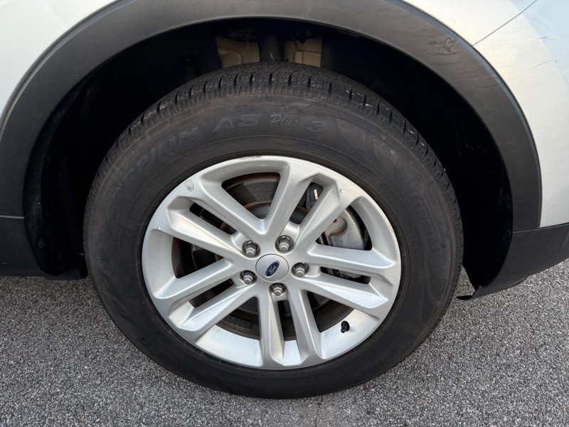 Ford Explorer Vehicle Full-screen Gallery Image 2