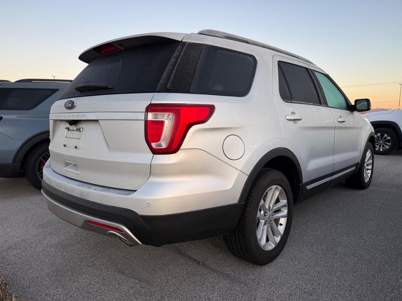 Ford Explorer Vehicle Full-screen Gallery Image 3