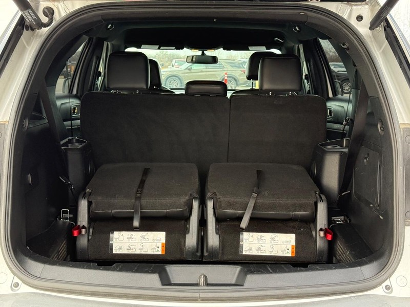 Ford Explorer Vehicle Full-screen Gallery Image 6